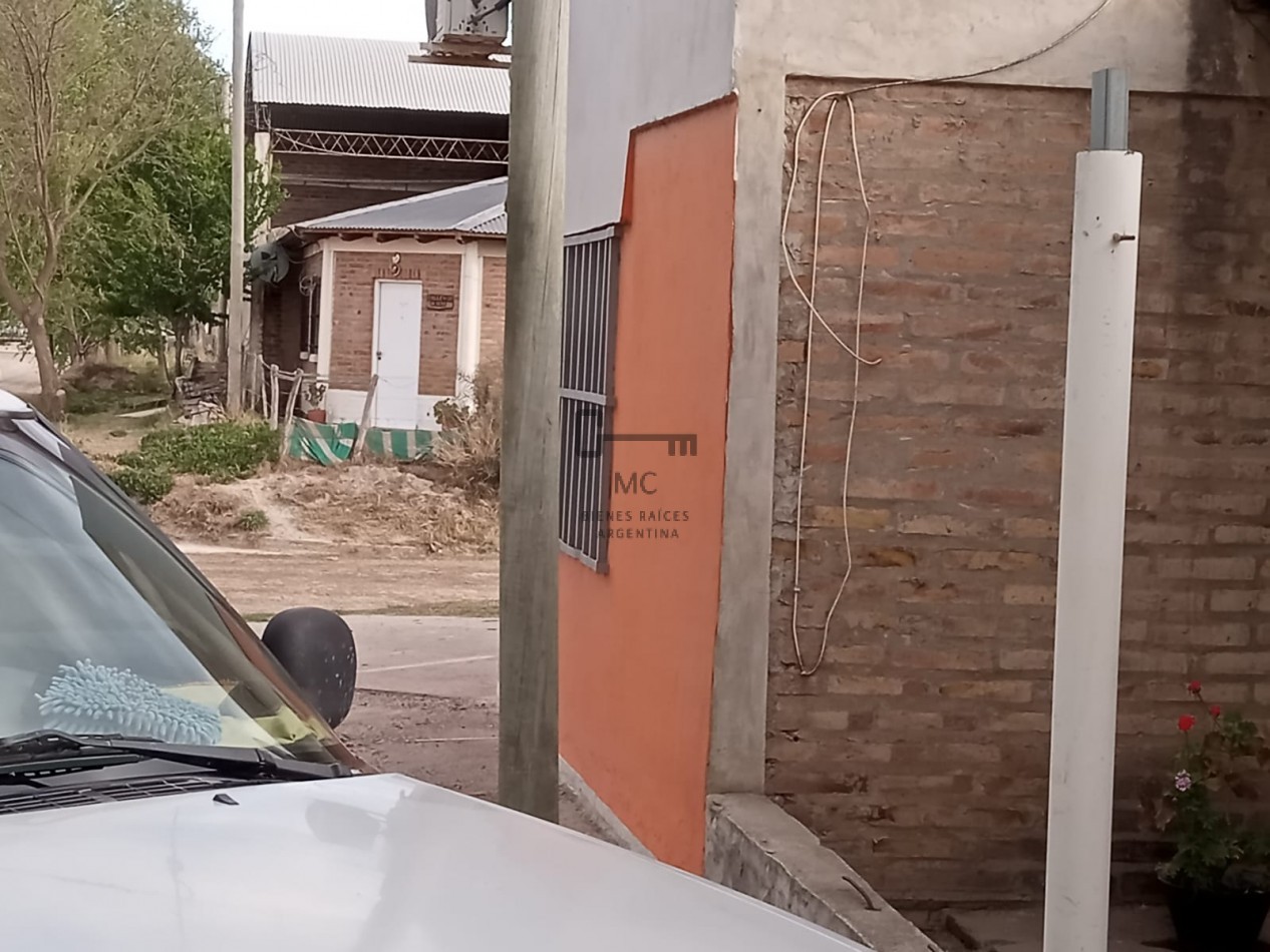 Casa con local comercial y departamento en Venta