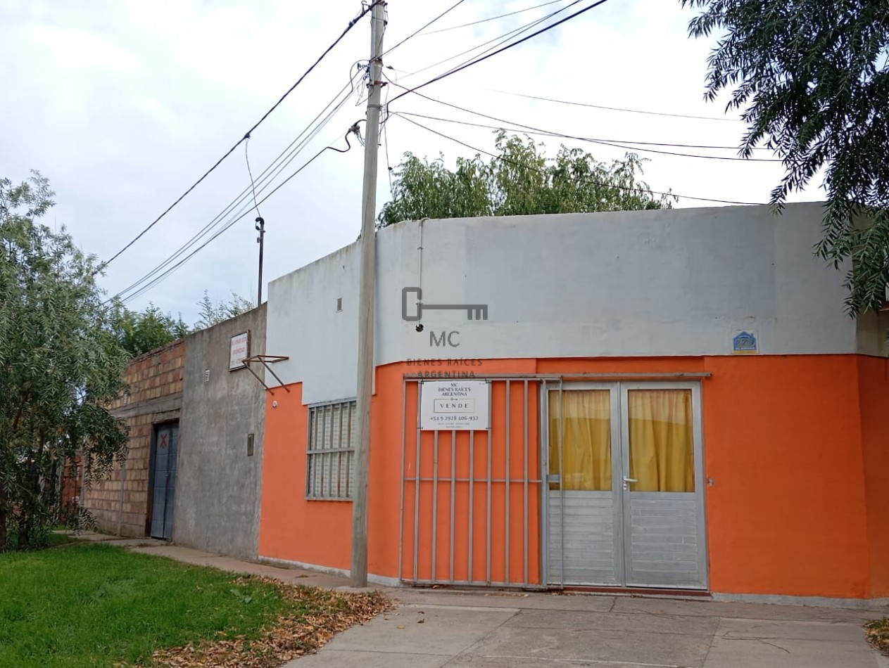Casa con local comercial y departamento en Venta