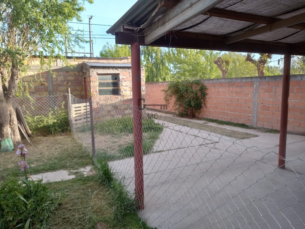 Casa con local comercial y departamento en Venta