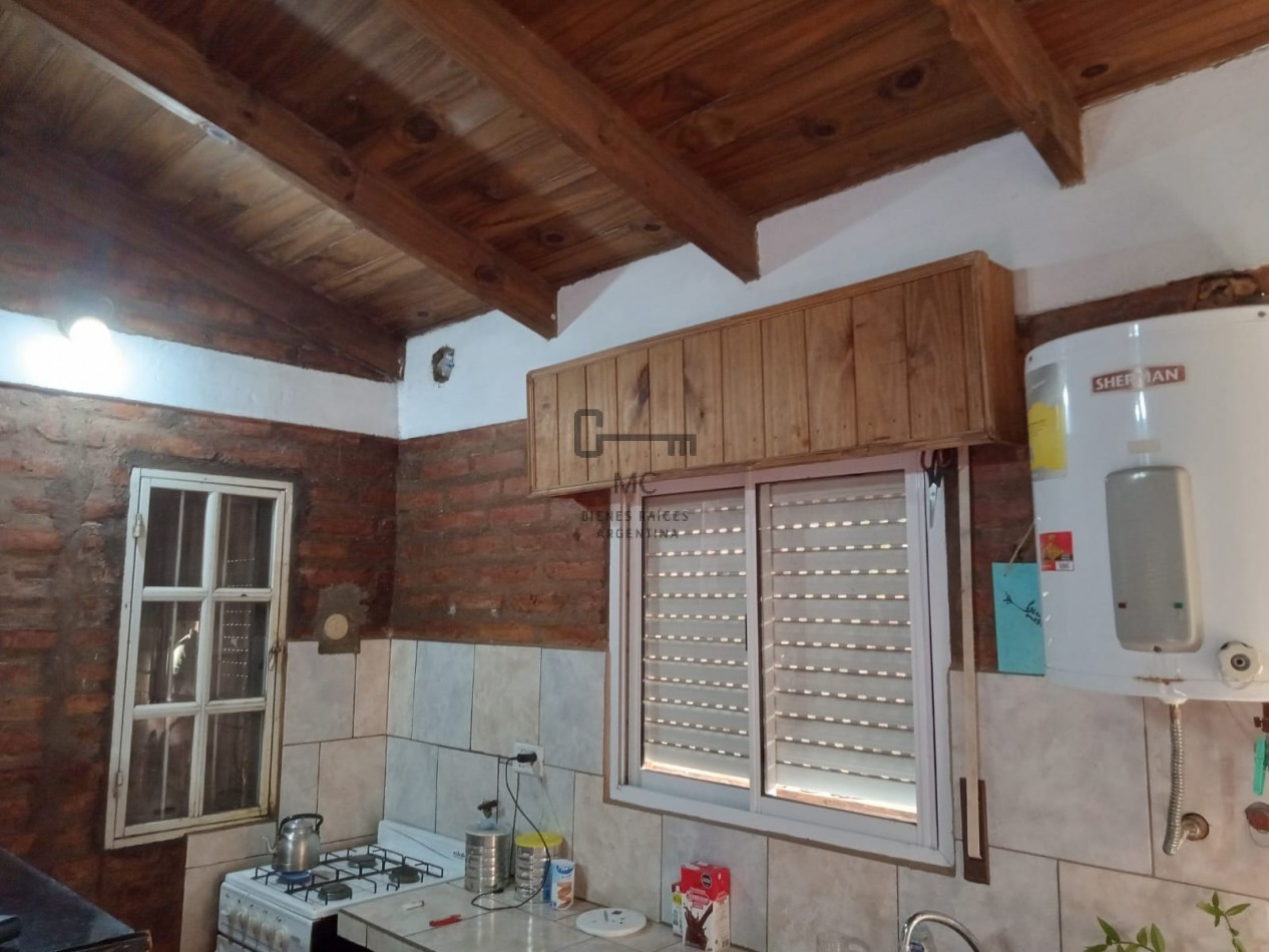 Casa con local comercial y departamento en Venta