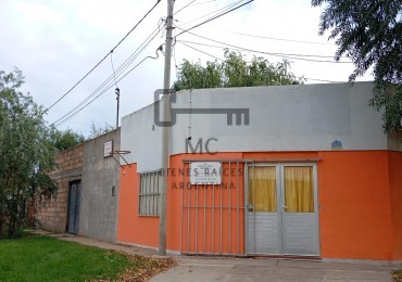 Casa con local comercial y departamento en Venta
